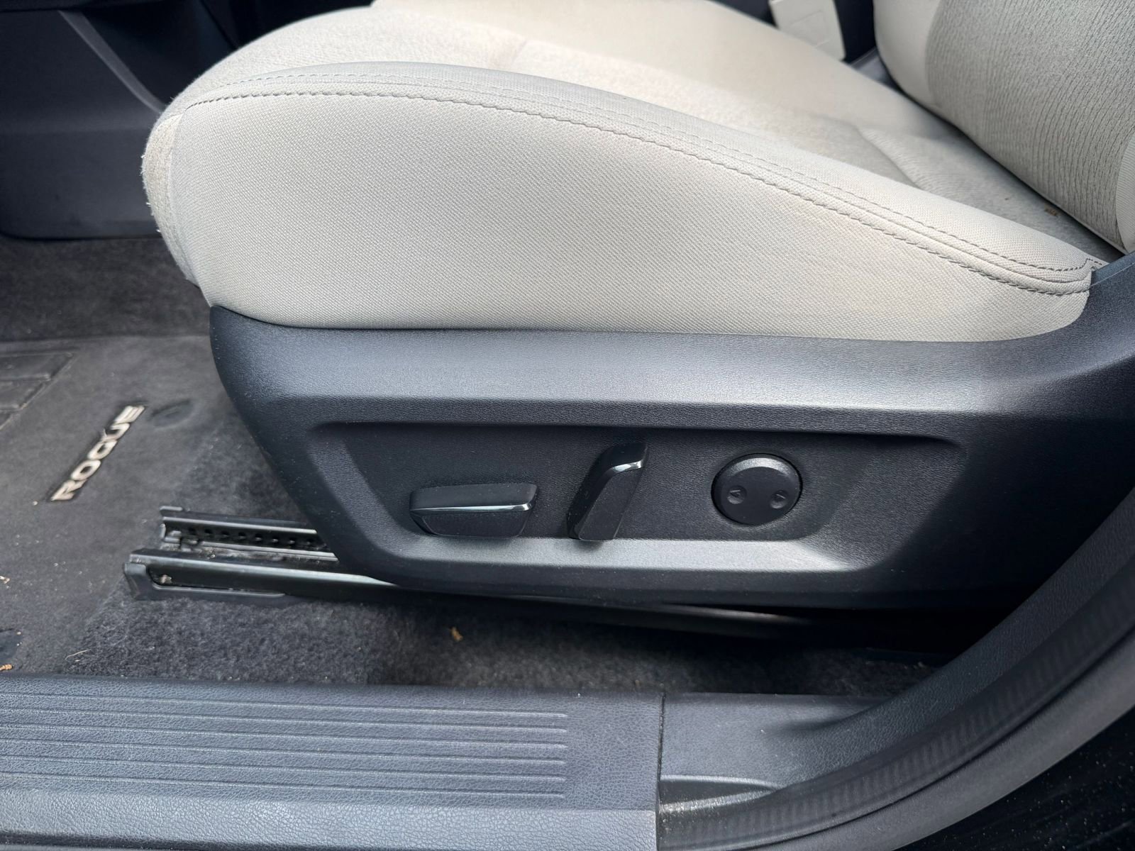 Used 2025 Nissan Rogue SV FWD image 22