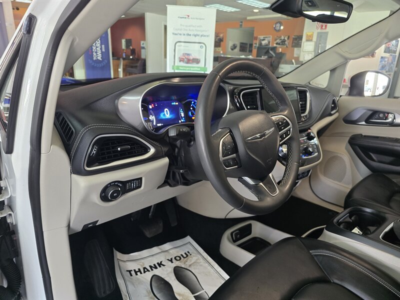 Used 2023 Chrysler Pacifica Touring-L FWD image 8