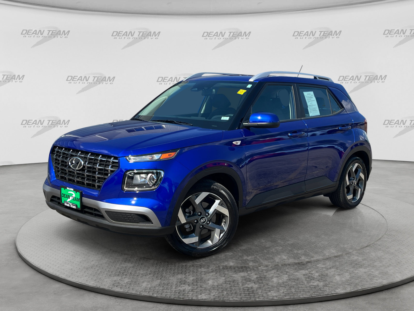 Used 2024 Hyundai Venue SEL FWD image 2