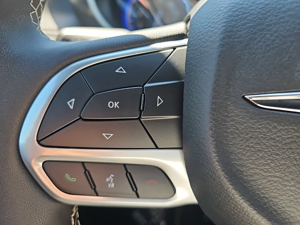 Used 2025 Chrysler Pacifica Select w/ Uconnect Theater Family Group AWD/4WD image 36
