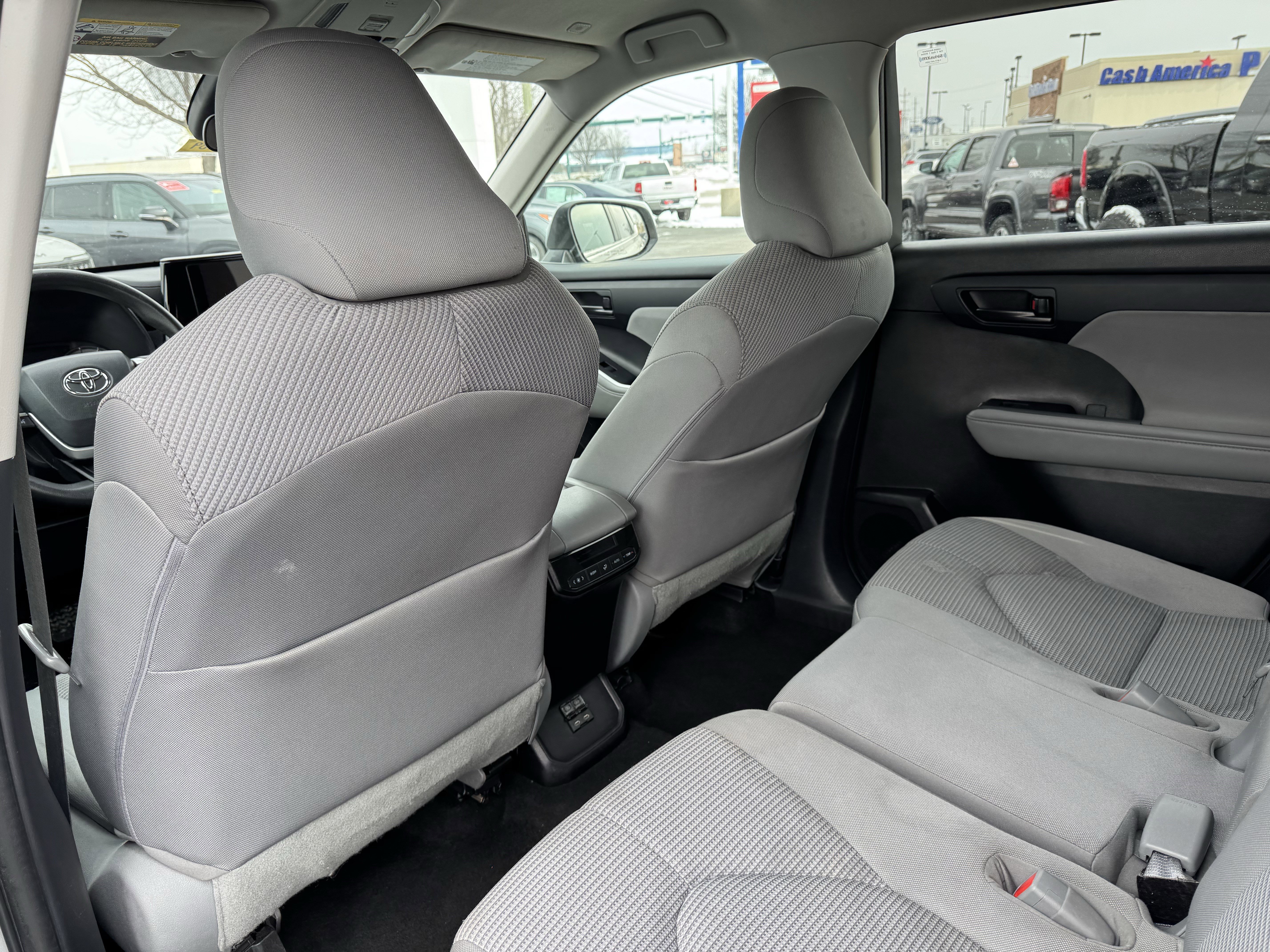 Used 2023 Toyota Highlander L image 31