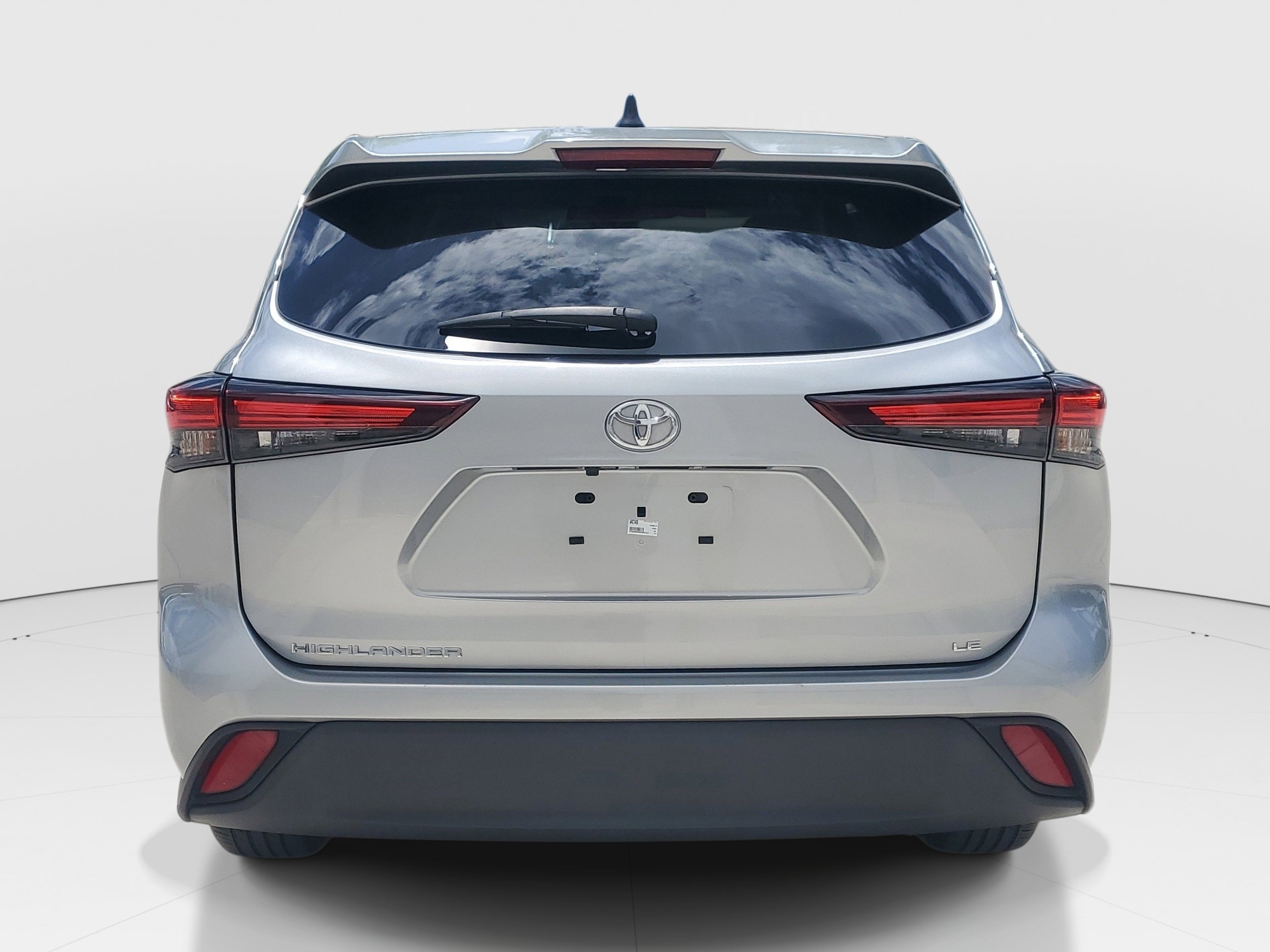 Certified 2024 Toyota Highlander LE FWD image 4
