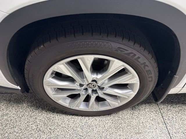 Used 2022 Toyota Highlander Limited AWD/4WD image 3
