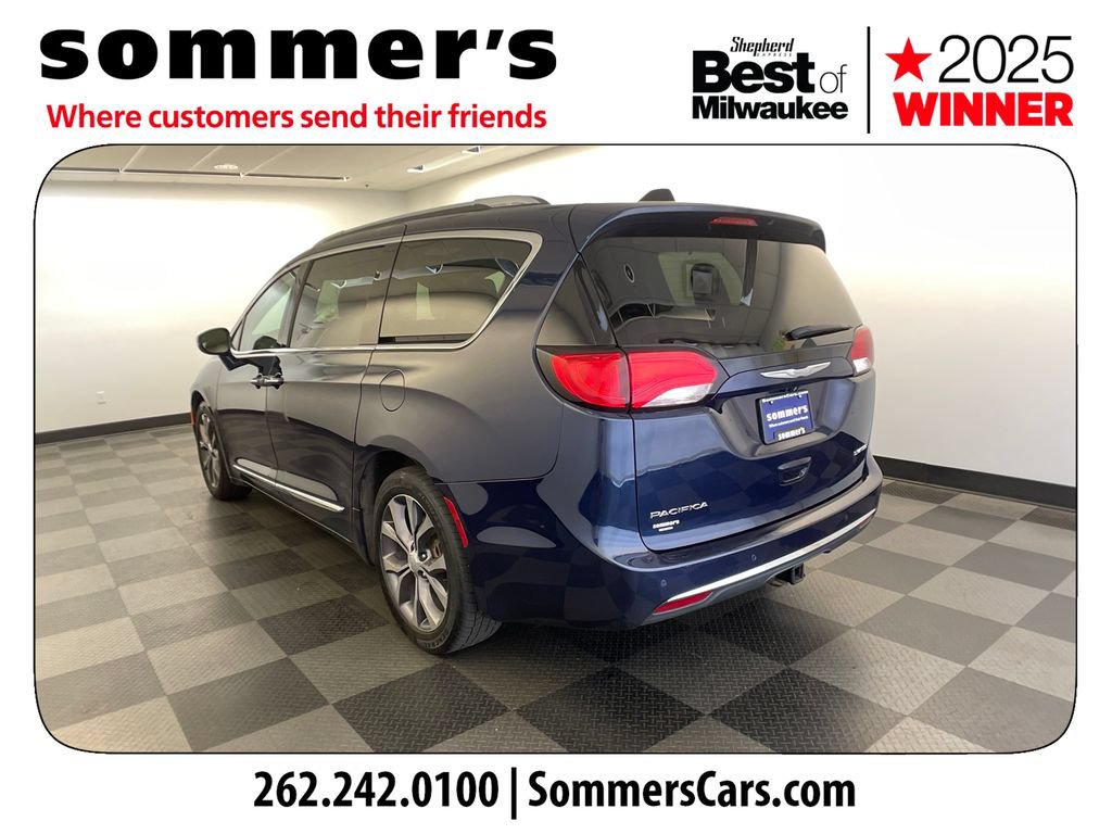 Used 2018 Chrysler Pacifica Limited w/ Tire & Wheel Group FWD image 3