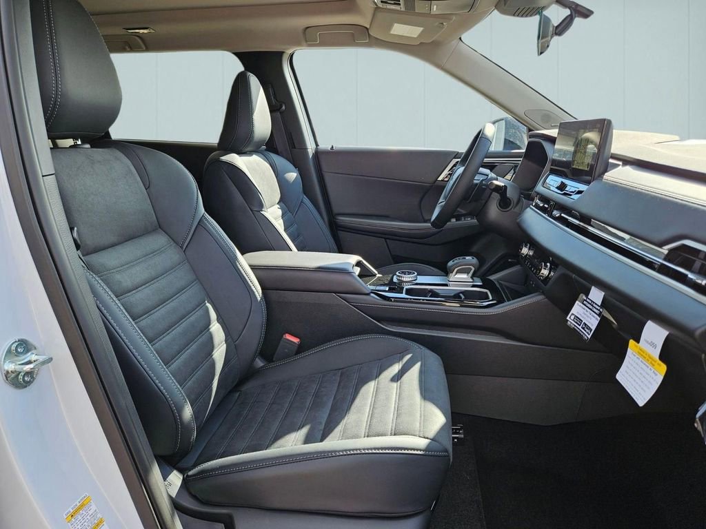 New 2025 Mitsubishi Outlander AWD image 32