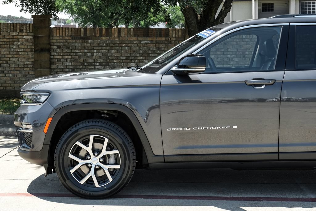 Used 2023 Jeep Grand Cherokee Limited AWD/4WD image 21
