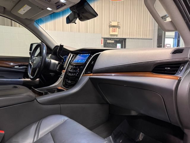 Used 2020 Cadillac Escalade Luxury w/ Escalade Sport Edition AWD/4WD image 18