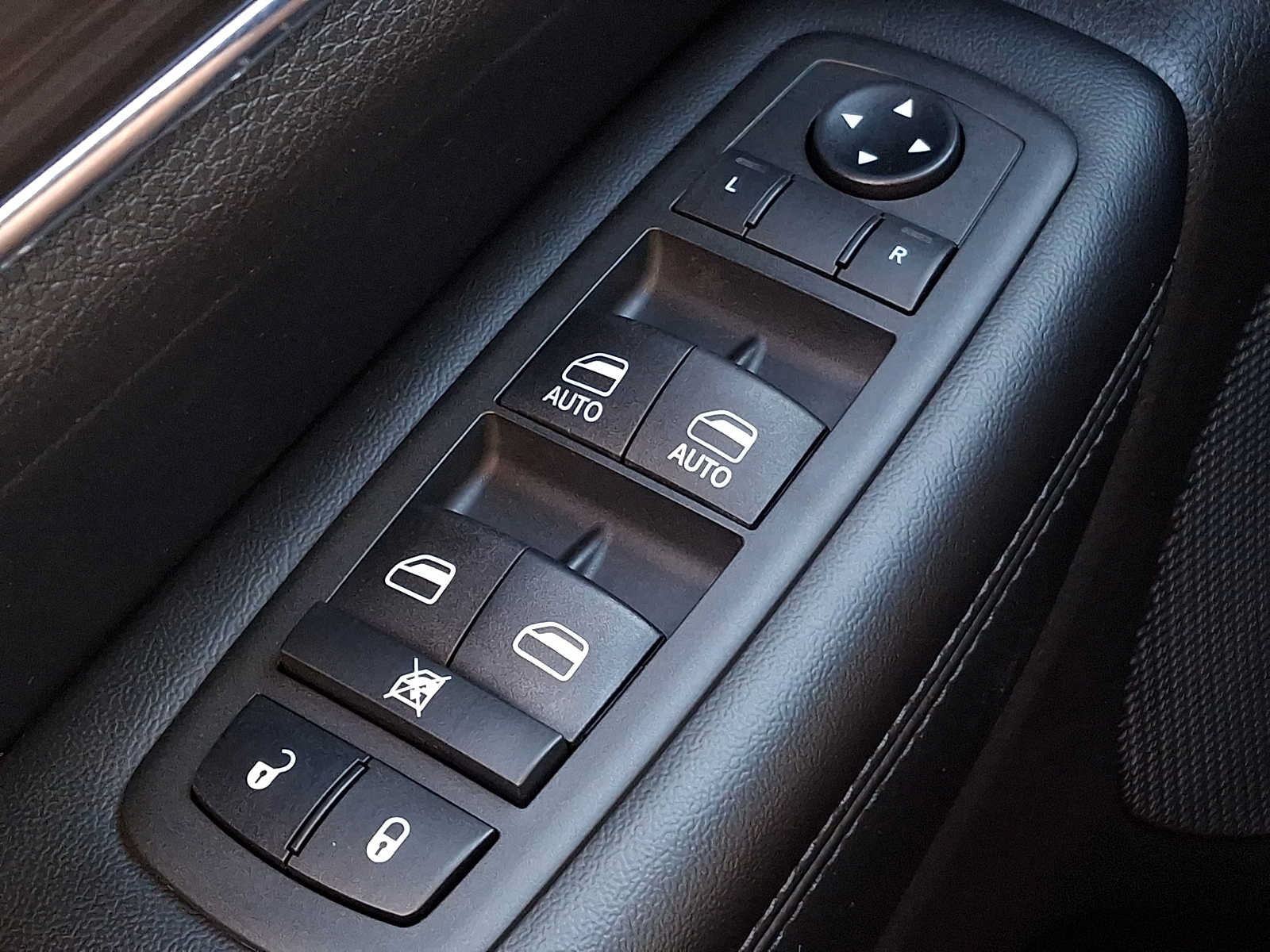 Used 2020 Jeep Grand Cherokee Limited AWD/4WD image 23