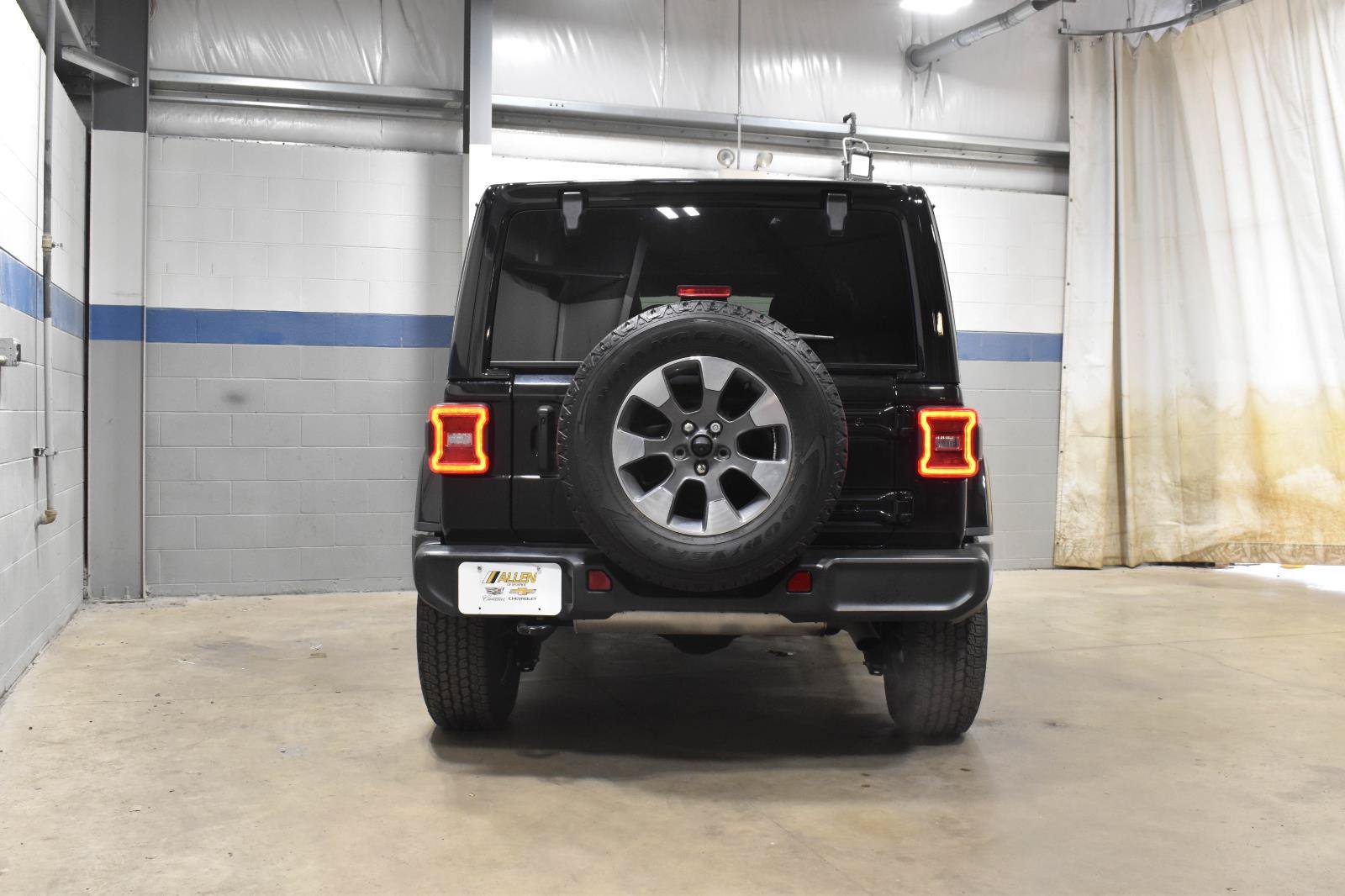 Used 2023 Jeep Wrangler Unlimited Sahara w/ LED Lighting Group AWD/4WD image 23