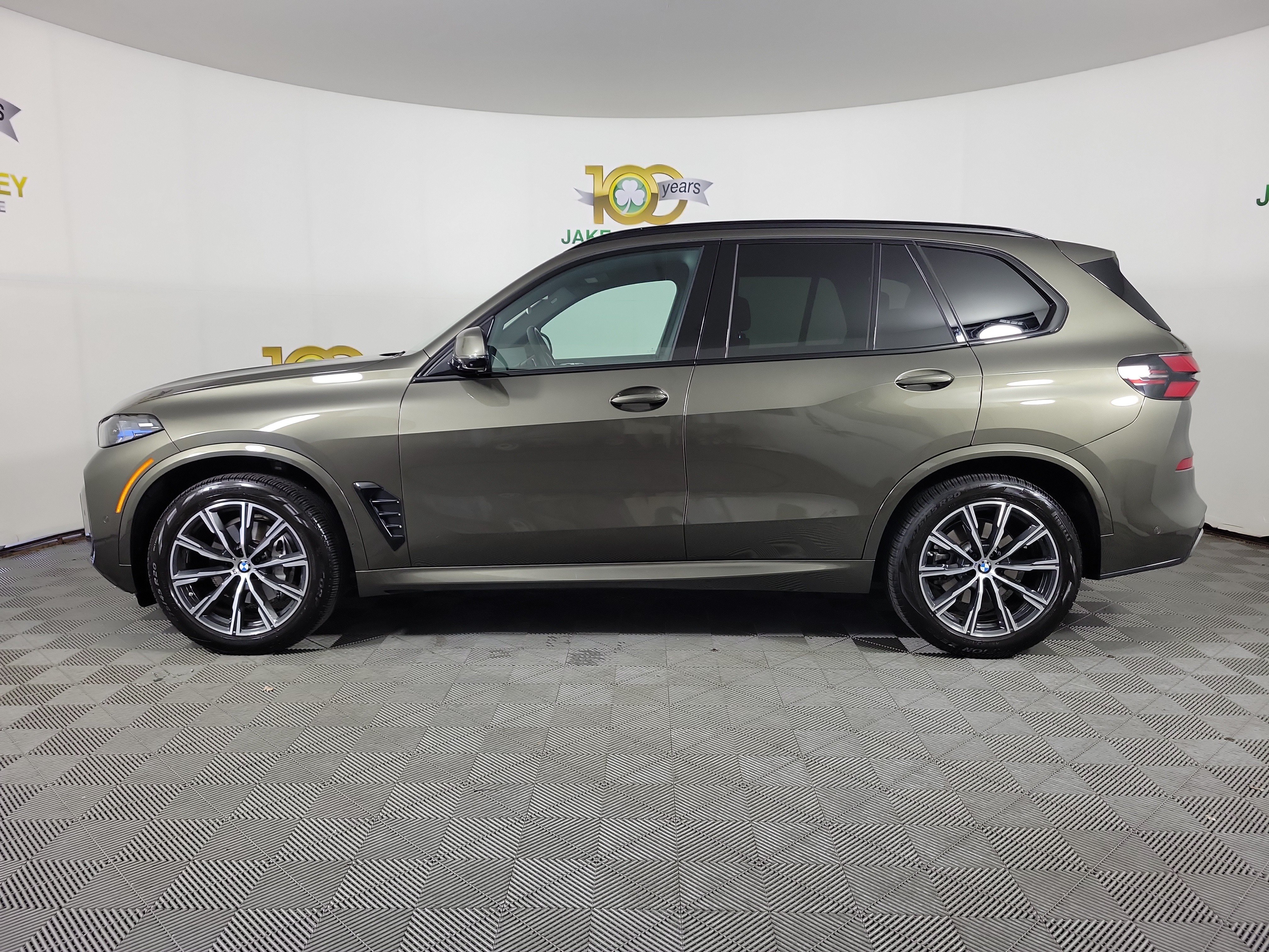 Used 2024 BMW X5 xDrive40i w/ M Sport Package AWD/4WD image 4