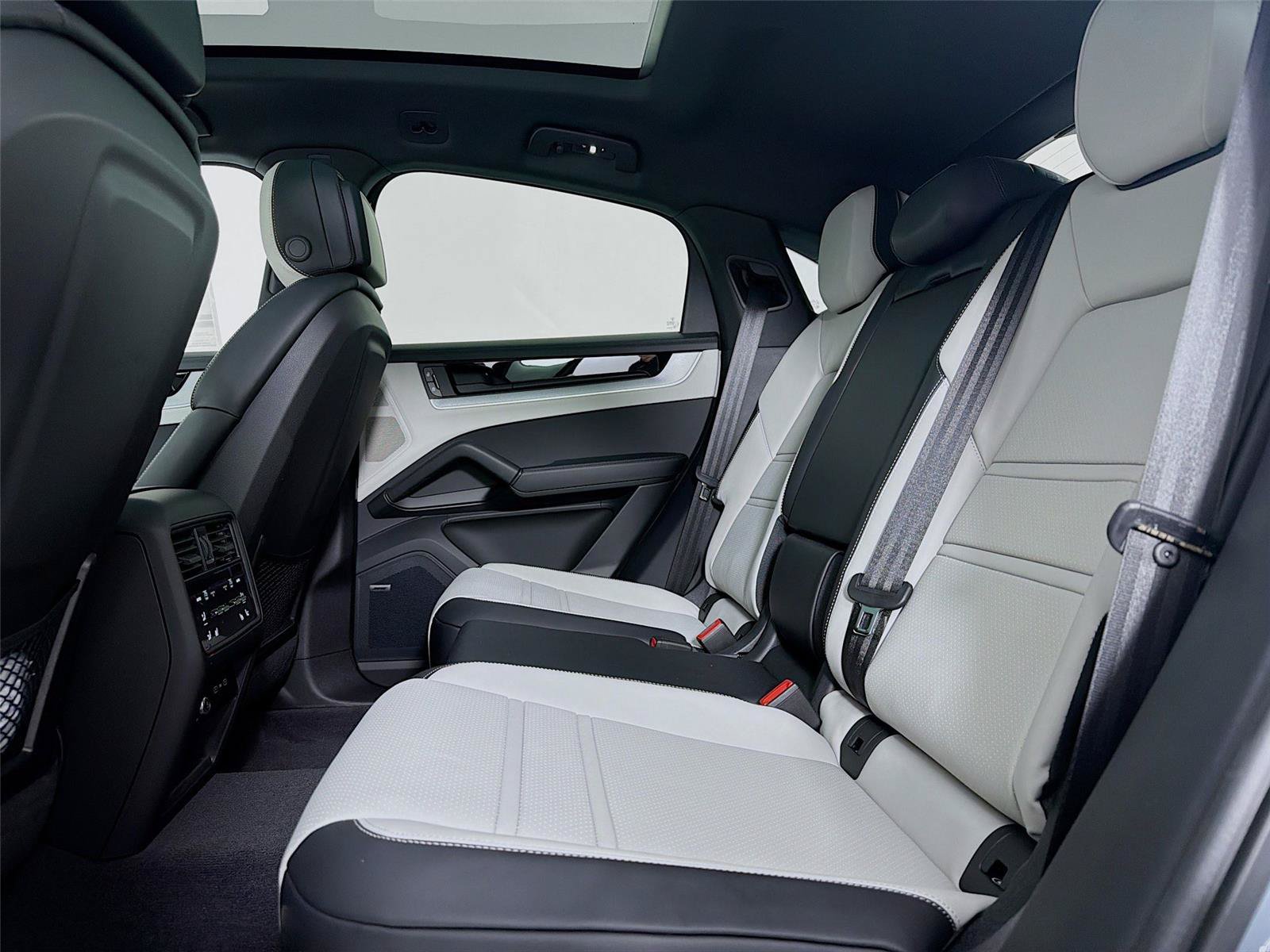 New 2026 Porsche Cayenne Coupe AWD/4WD image 16