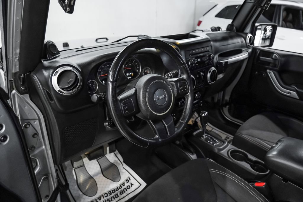 Used 2013 Jeep Wrangler Unlimited Sahara AWD/4WD image 3