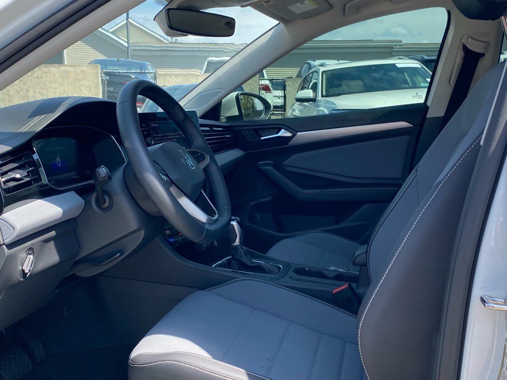 Certified 2025 Volkswagen Jetta SE w/ Black Wheel Package image 12