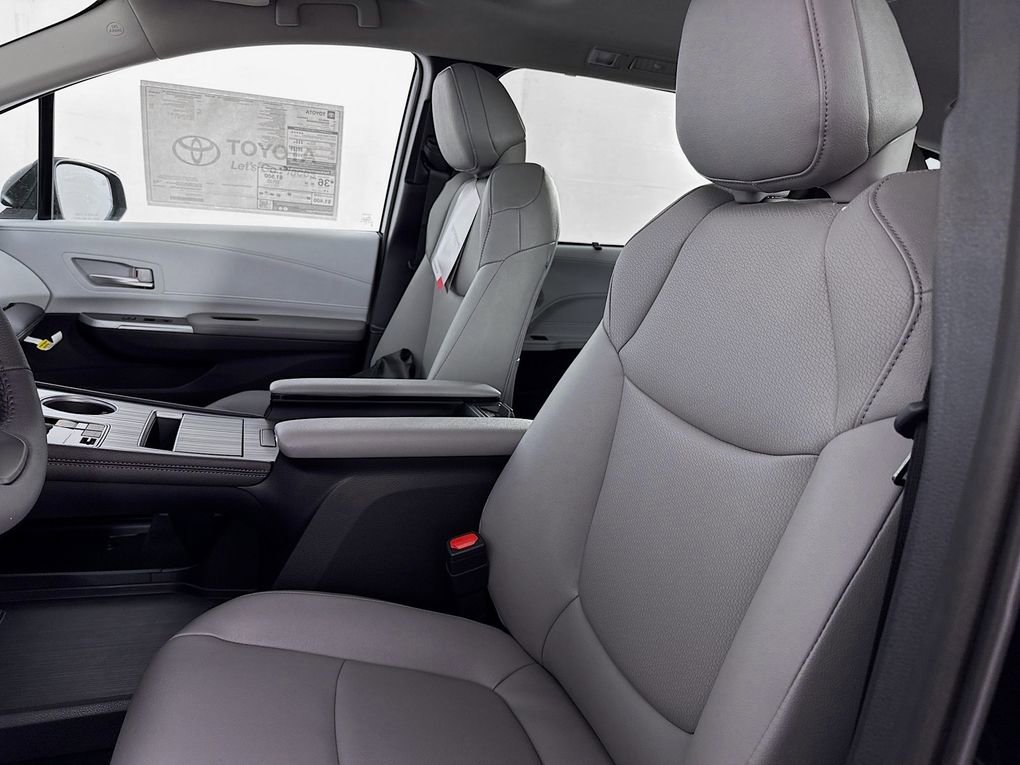 New 2026 Toyota Sienna XLE image 32