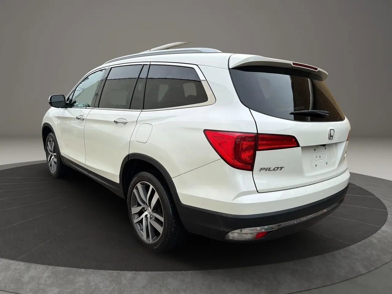 Used 2017 Honda Pilot Touring image 7