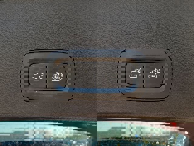 Used 2023 Volvo XC40 B5 Plus image 16