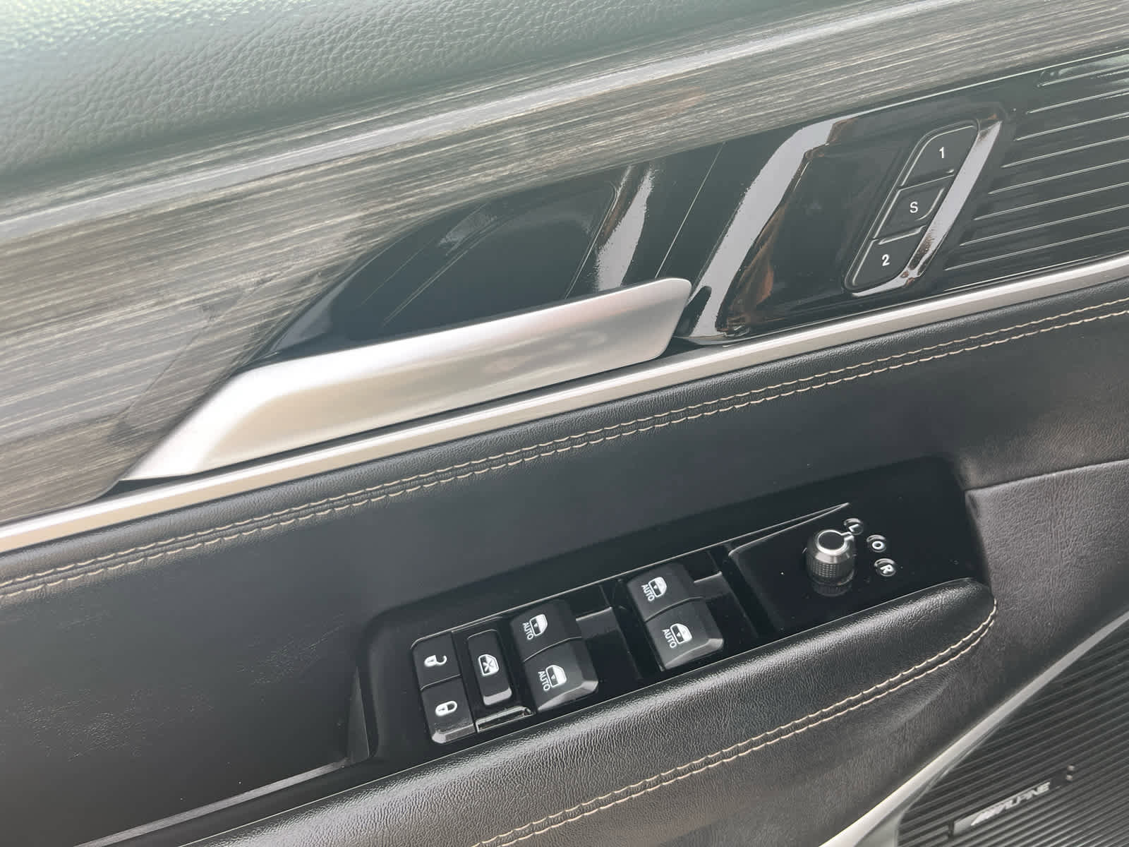 Used 2024 Jeep Wagoneer Series III AWD/4WD image 16