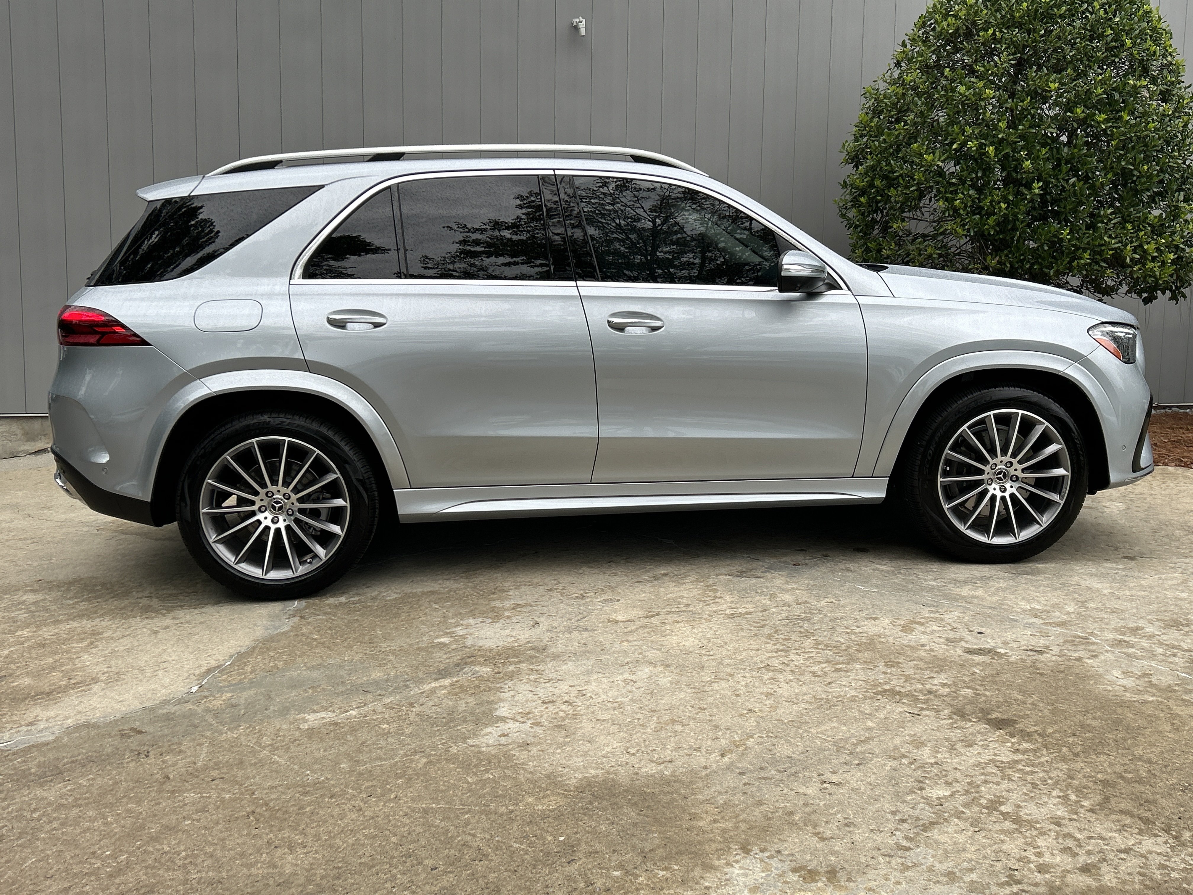 Certified 2025 Mercedes-Benz GLE 350 4MATIC w/ AMG Line Exterior image 5