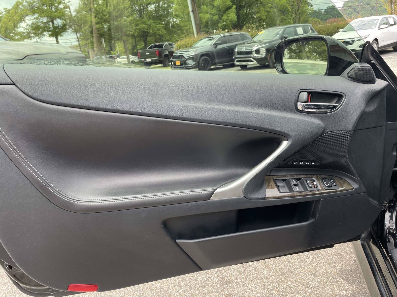 Used 2010 Lexus IS 250C w/ Luxury Pkg RWD image 5