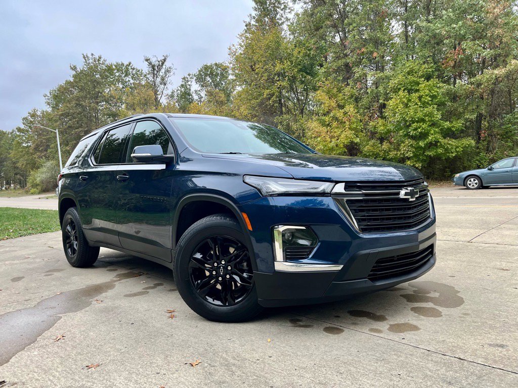 Used 2023 Chevrolet Traverse LT image 1
