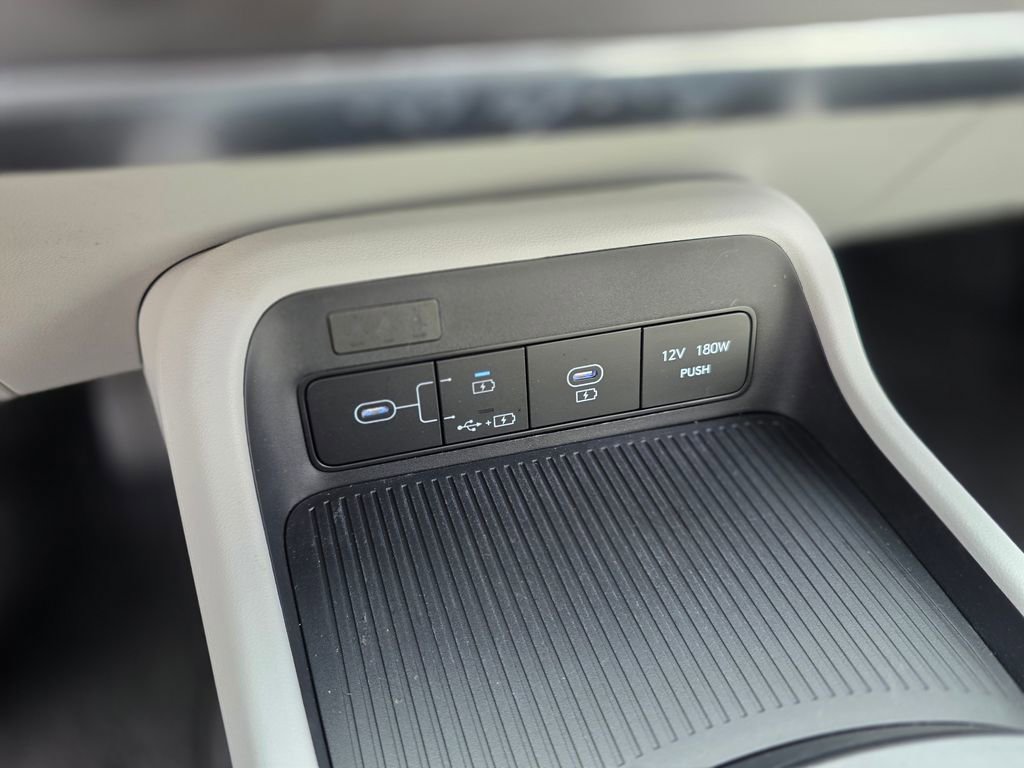 Used 2025 Hyundai Kona SE image 31