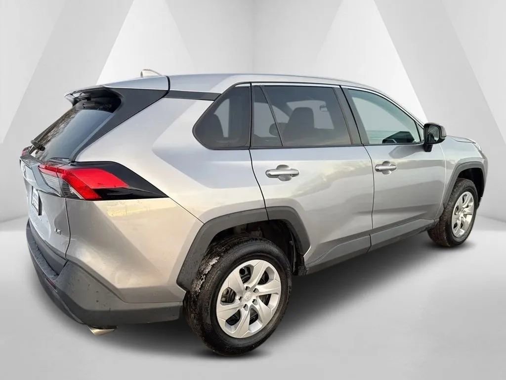 Used 2022 Toyota RAV4 LE image 7