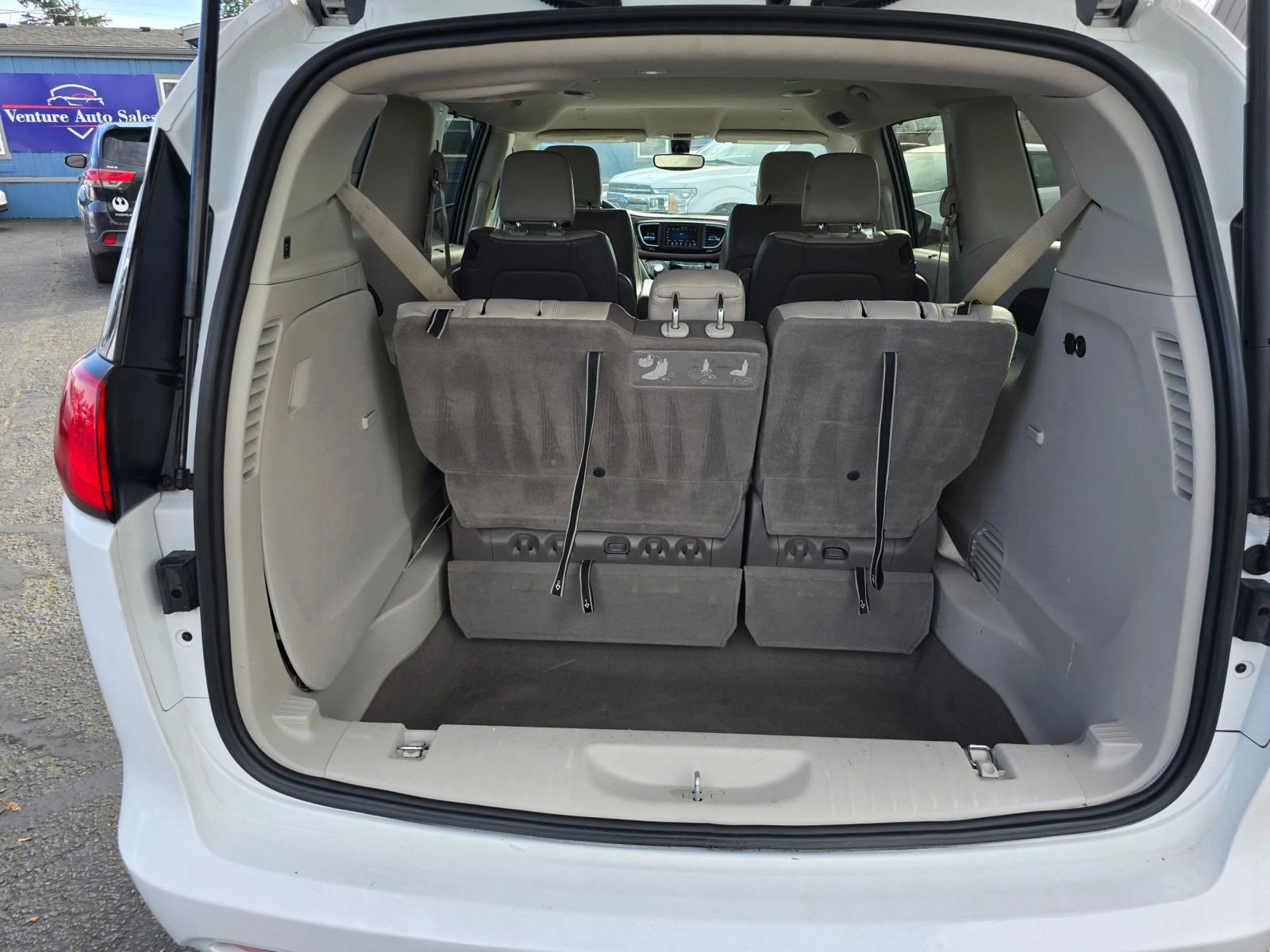 Used 2021 Chrysler Voyager Lxi image 16