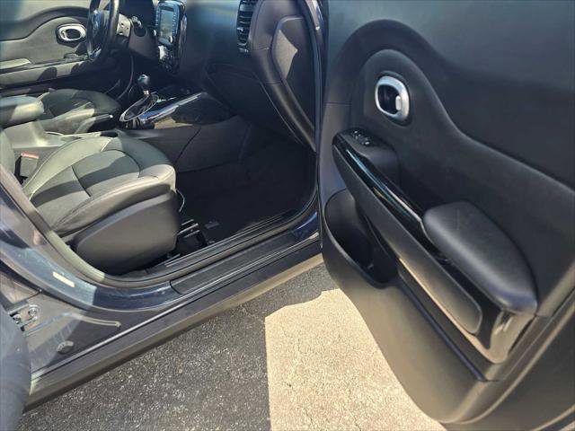 Used 2016 Kia Soul ! w/ Premium Package image 10