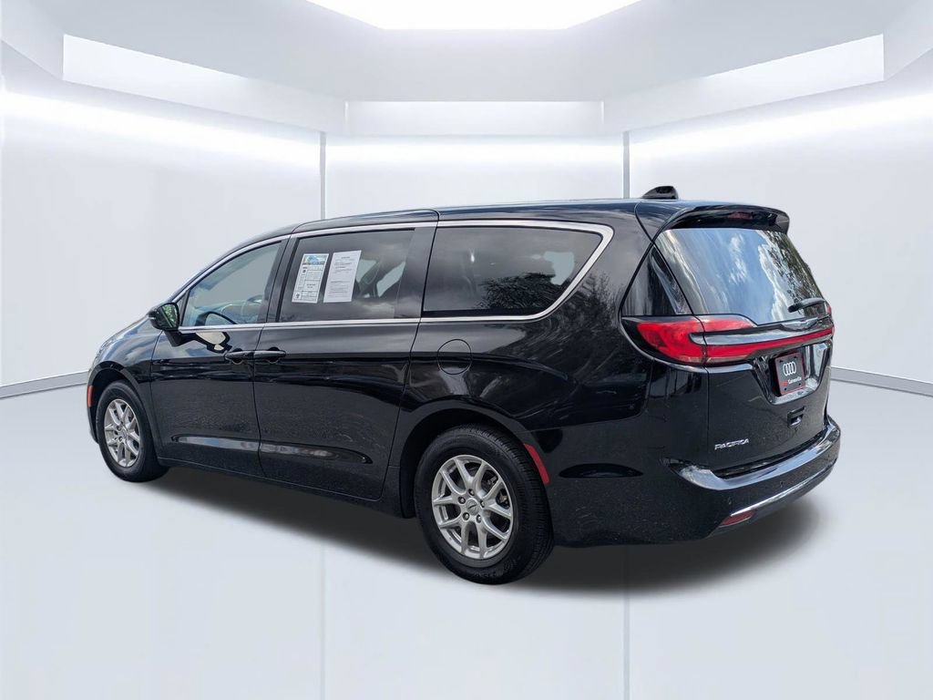 Used 2024 Chrysler Pacifica Touring-L FWD image 12