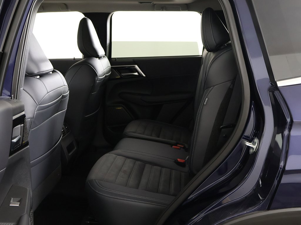 New 2025 Mitsubishi Outlander SE image 33