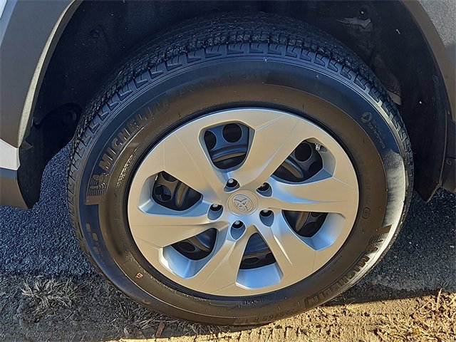 Used 2022 Toyota RAV4 LE image 9