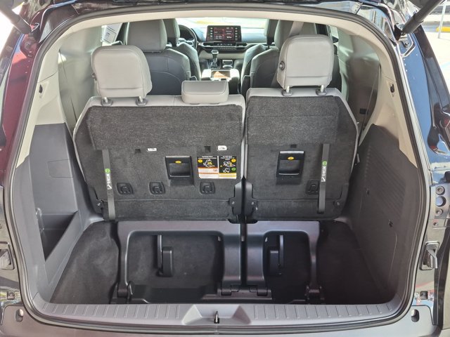 Used 2023 Toyota Sienna XLE FWD image 11