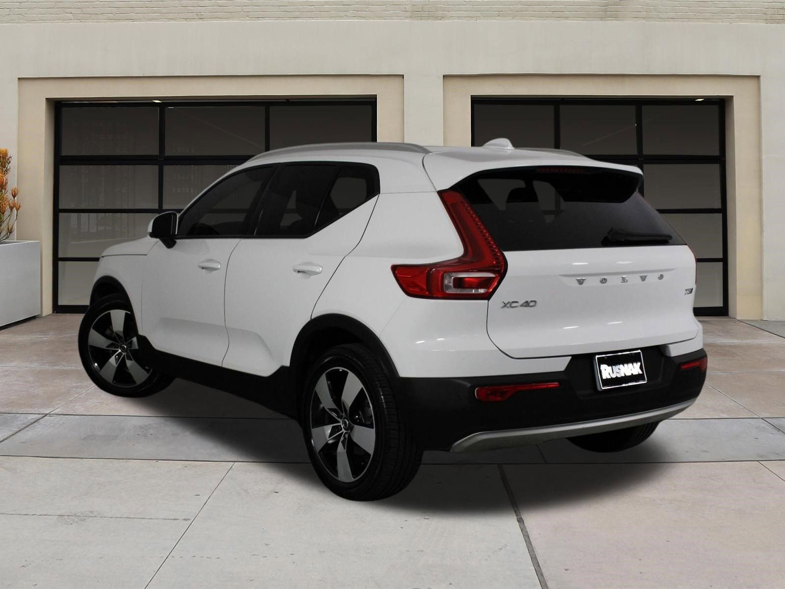 Used 2019 Volvo XC40 T5 Momentum image 2