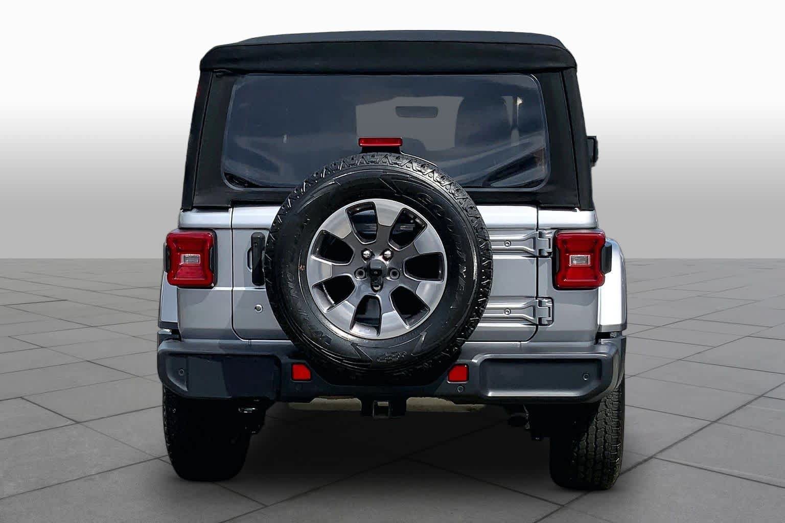 Used 2018 Jeep Wrangler Unlimited Sahara w/ Dual Top Group AWD/4WD image 5