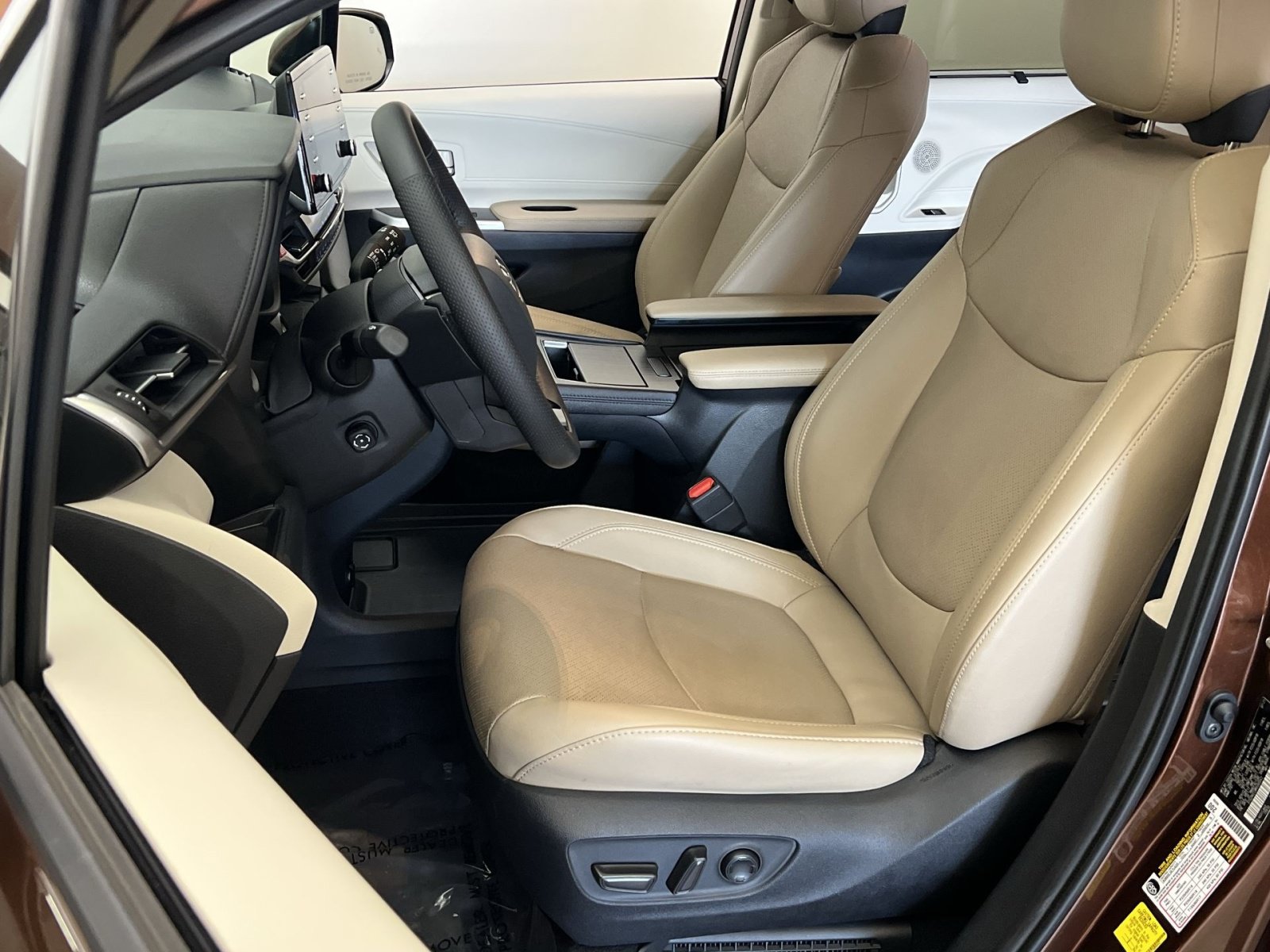 Used 2021 Toyota Sienna Limited FWD image 12