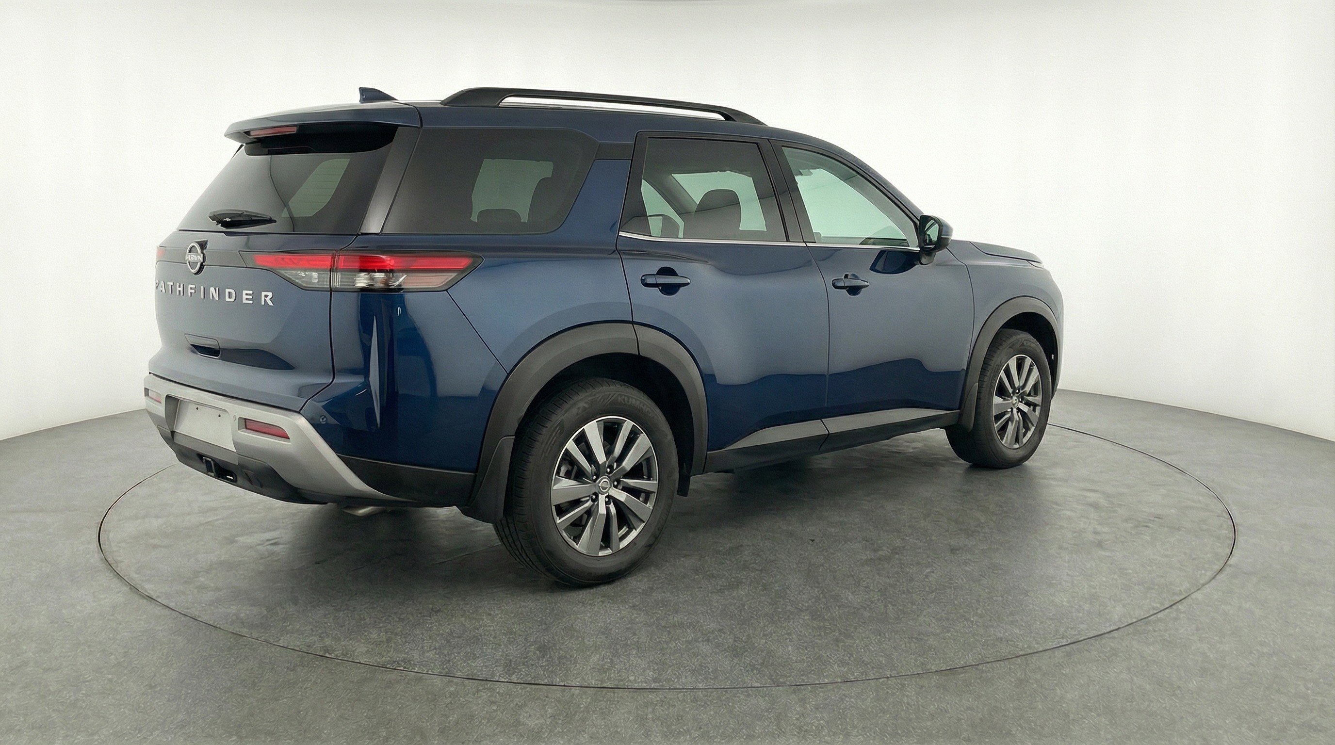 Used 2025 Nissan Pathfinder SV image 9
