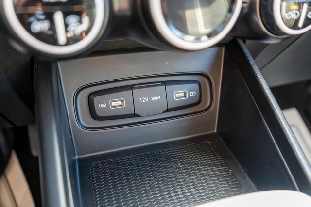 Used 2022 Hyundai Venue Limited image 28