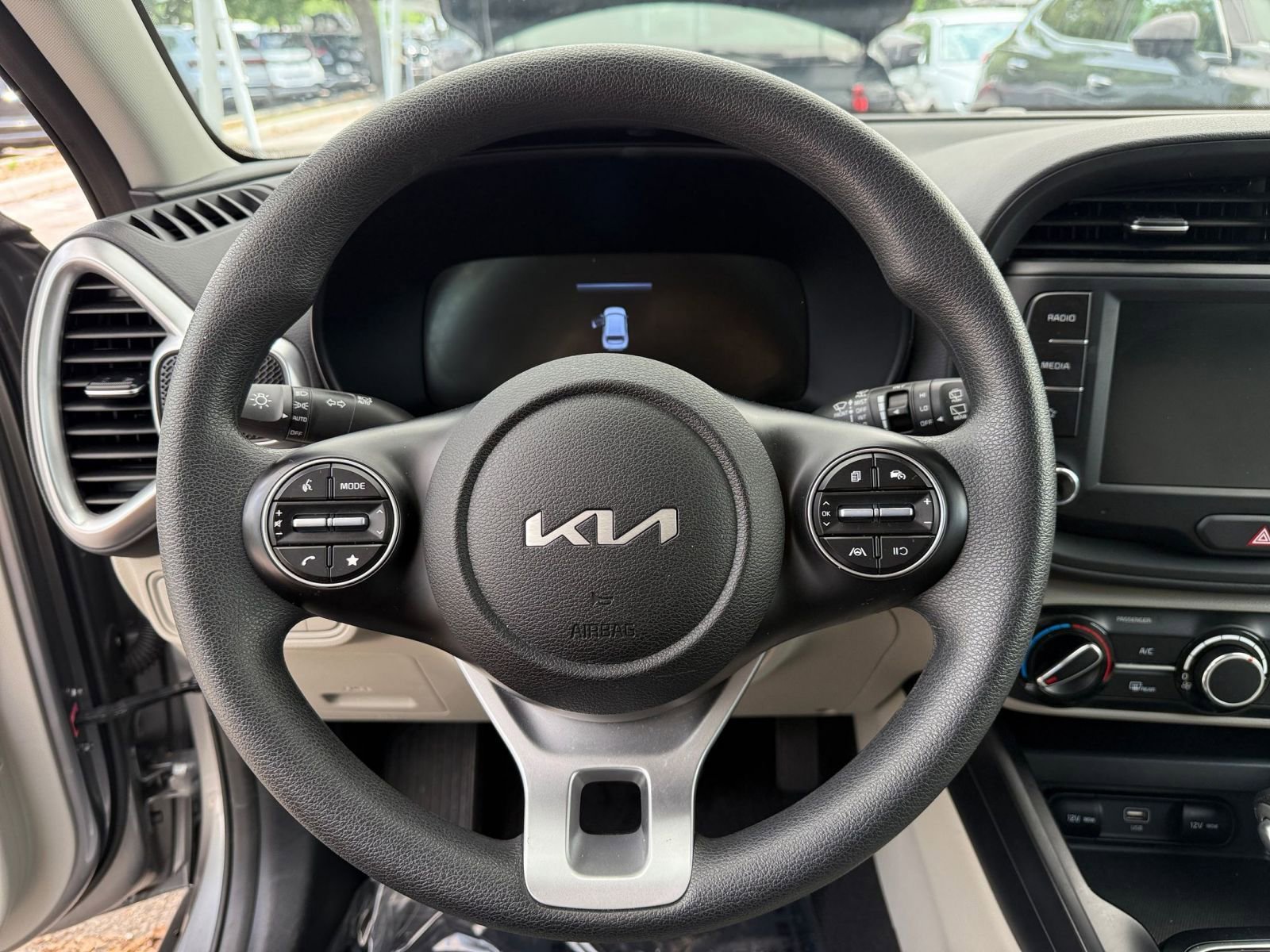 Used 2025 Kia Soul LX w/ LX Technology Package FWD image 24