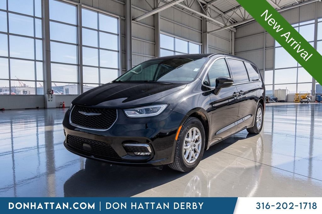 Used 2023 Chrysler Pacifica Touring-L FWD image 23