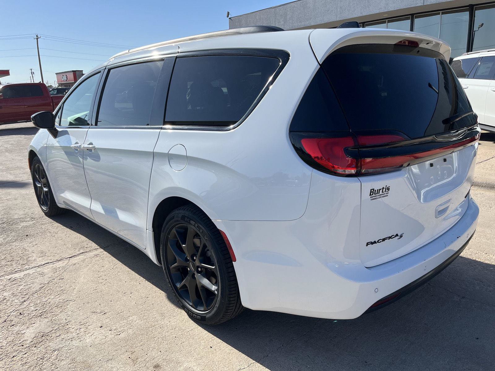 Used 2025 Chrysler Pacifica Limited FWD image 8