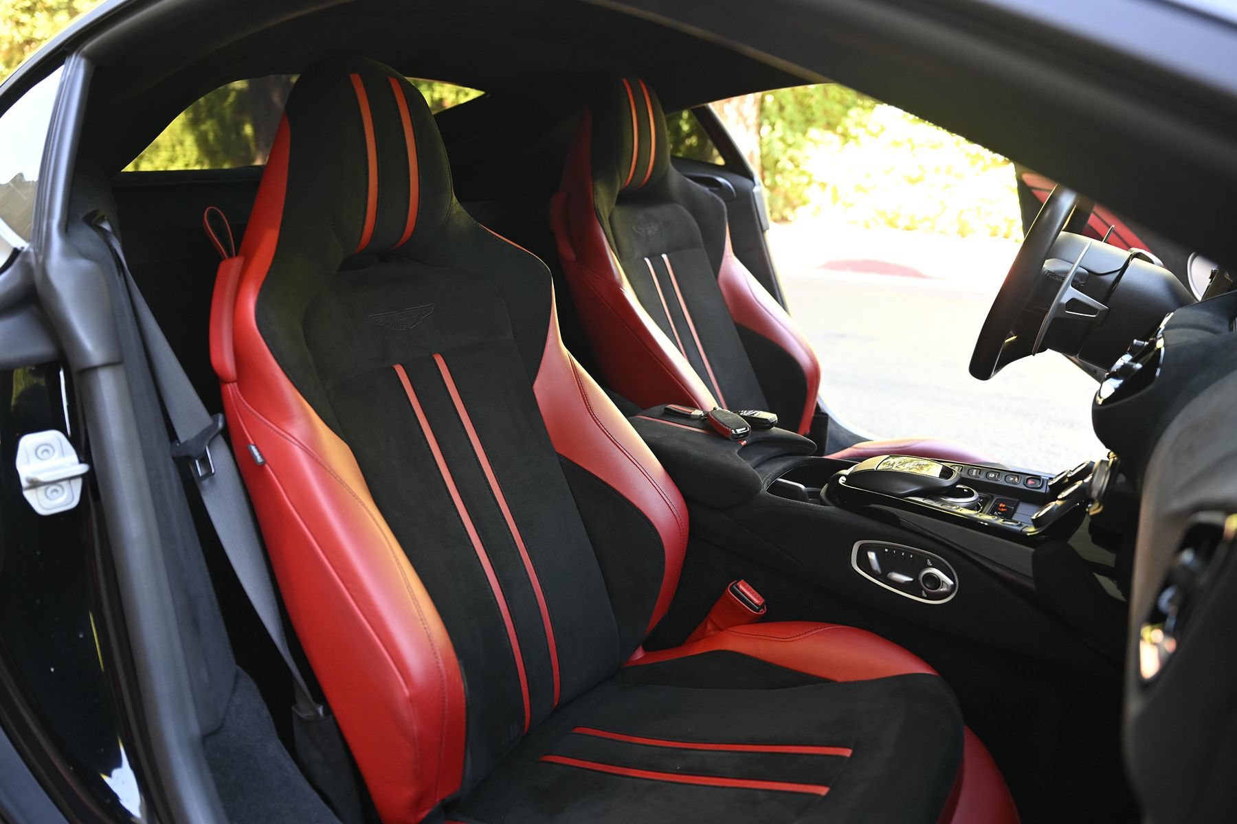 Used 2020 Aston Martin V8 Vantage Coupe RWD image 25