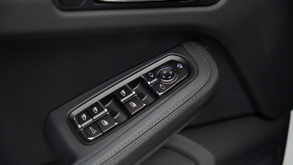 Used 2025 Porsche Macan AWD/4WD image 23