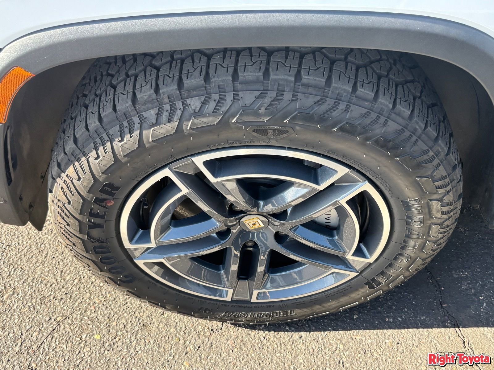 Used 2026 Rivian R1S Adventure AWD/4WD image 8