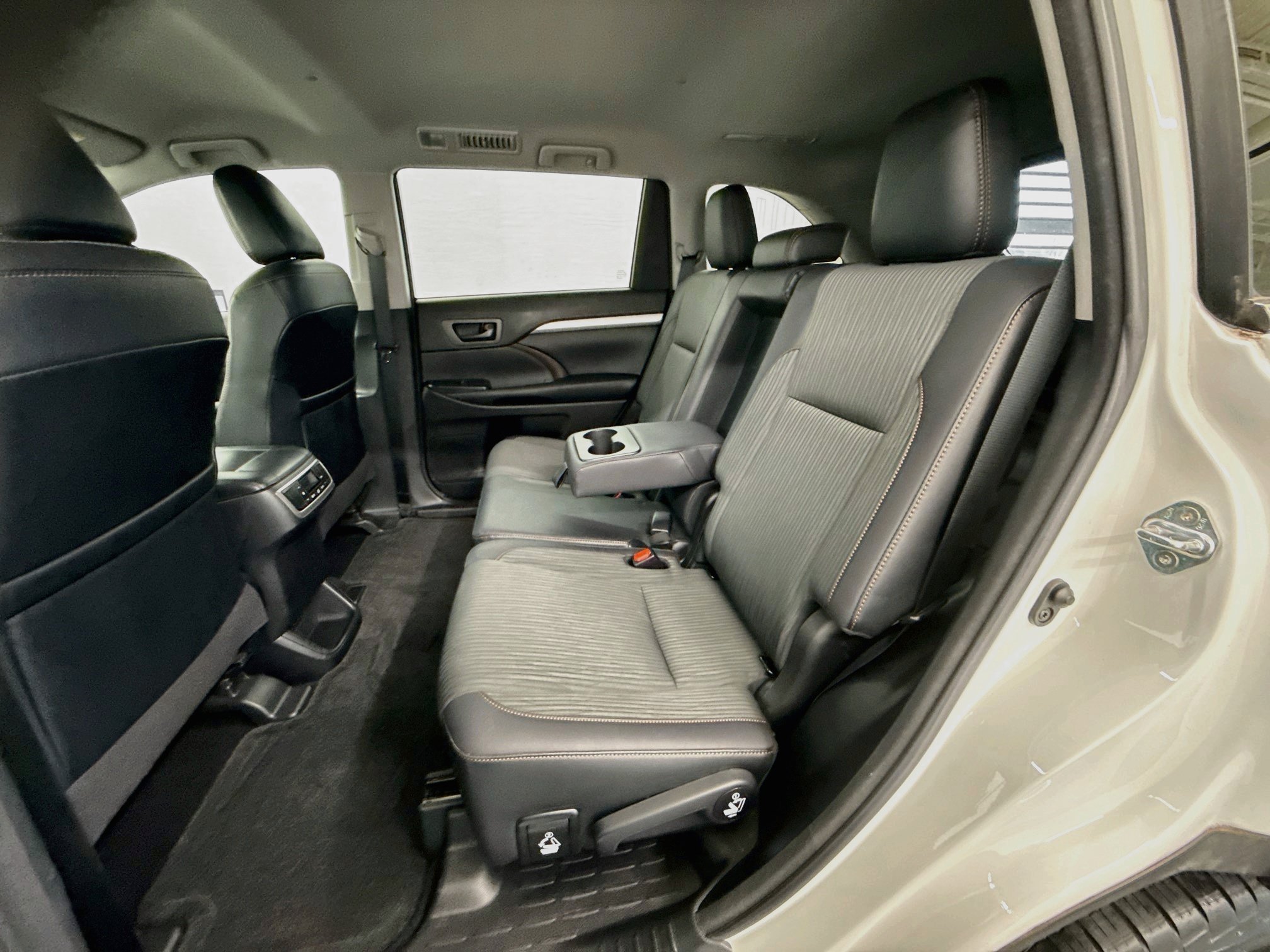 Used 2018 Toyota Highlander Plus FWD image 27