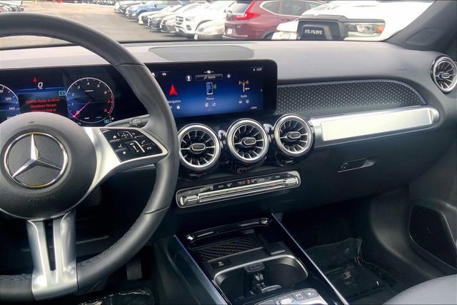 Used 2025 Mercedes-Benz GLB 250 4MATIC image 5