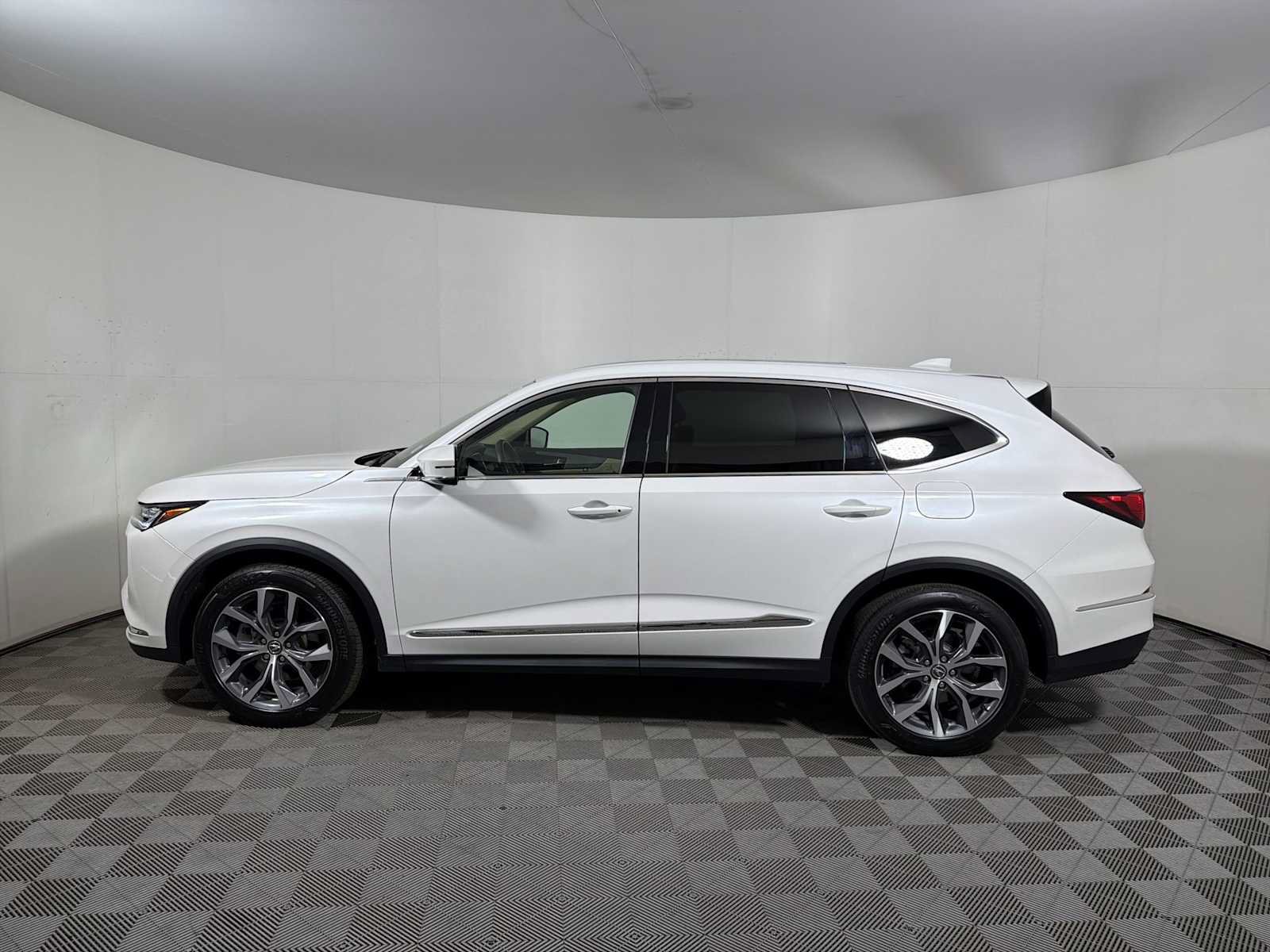 Used 2023 Acura MDX SH-AWD w/ Technology Package image 4