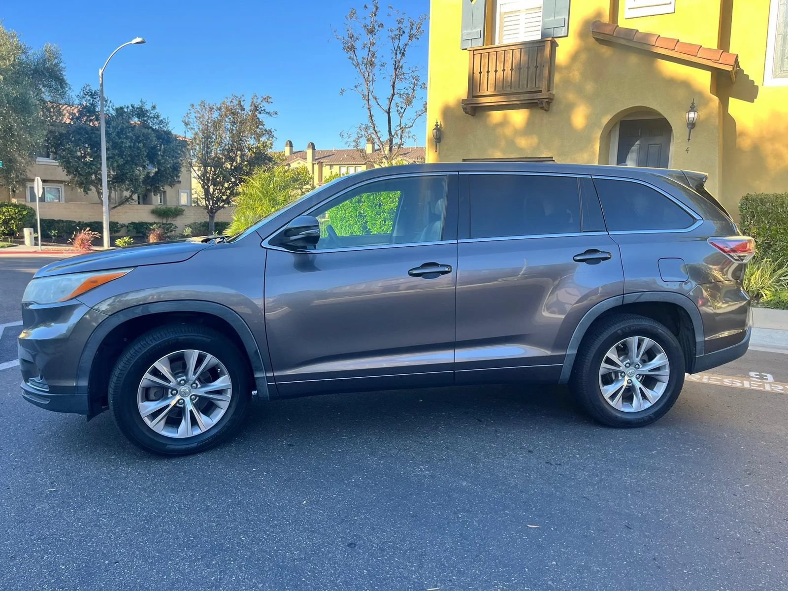 Used 2014 Toyota Highlander Plus FWD image 8