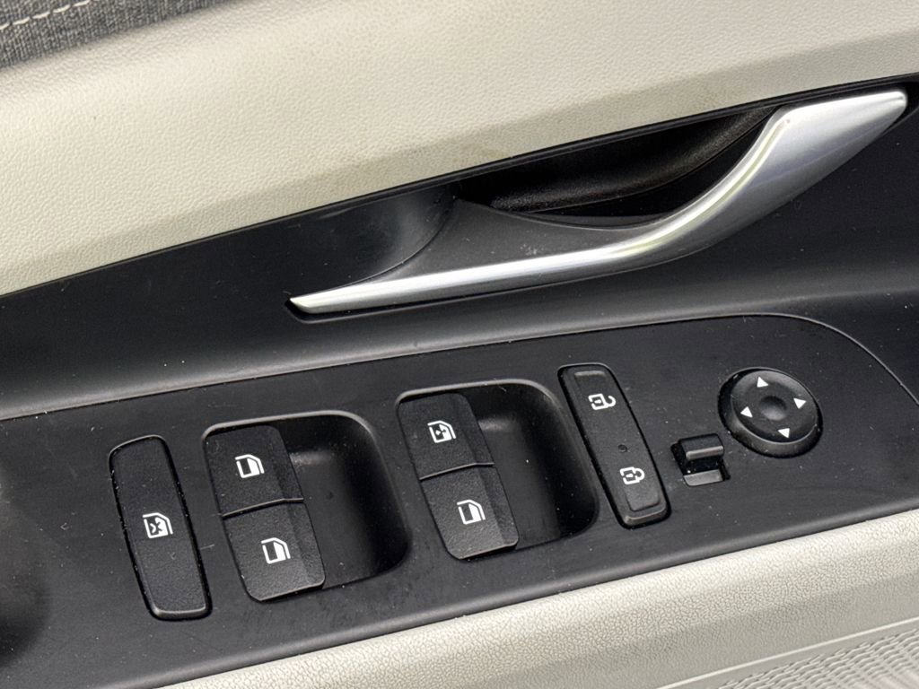 Used 2021 Hyundai Elantra Limited image 11