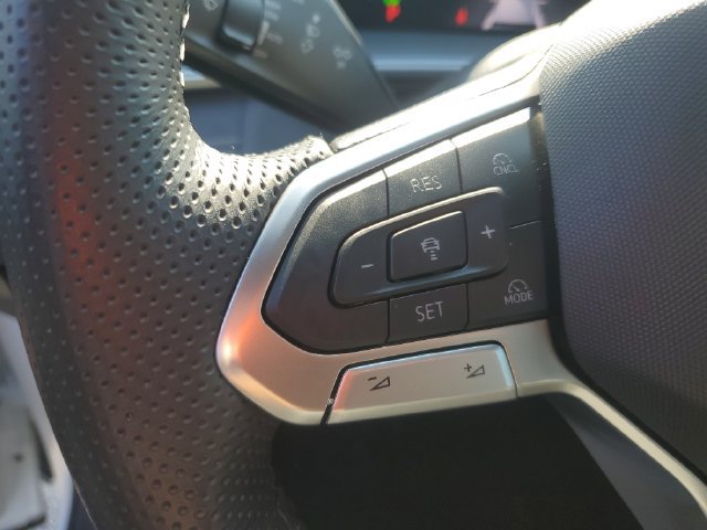 Certified 2025 Volkswagen Tiguan SE R-Line FWD image 31