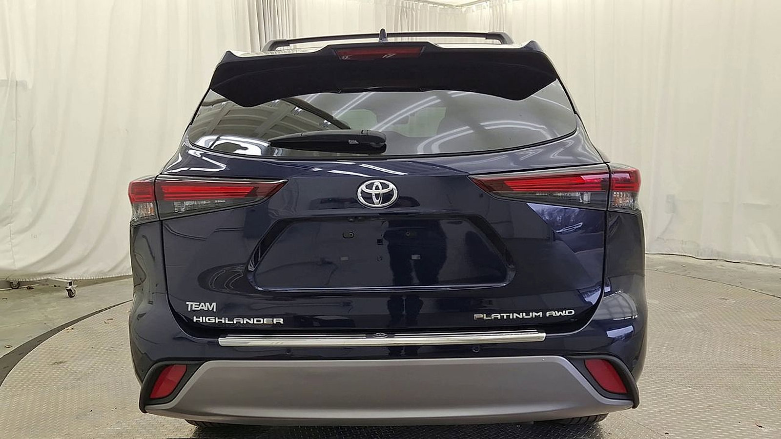 Used 2024 Toyota Highlander Platinum image 2